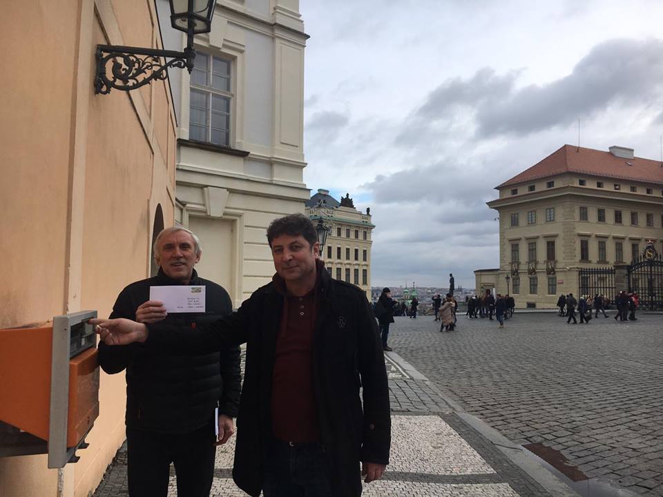 Žádáme prezidenta o odstranění kontrol u vstupu na Pražský hrad